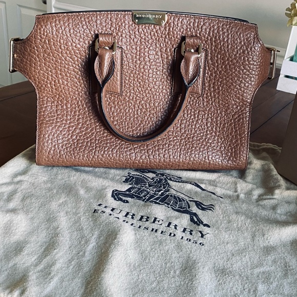 Burberry Cross Body. - Picture 10 of 10